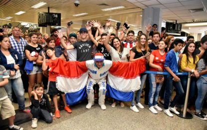 Jugadores de Paraguay son recibidos como héroes tras vencer a Colombia